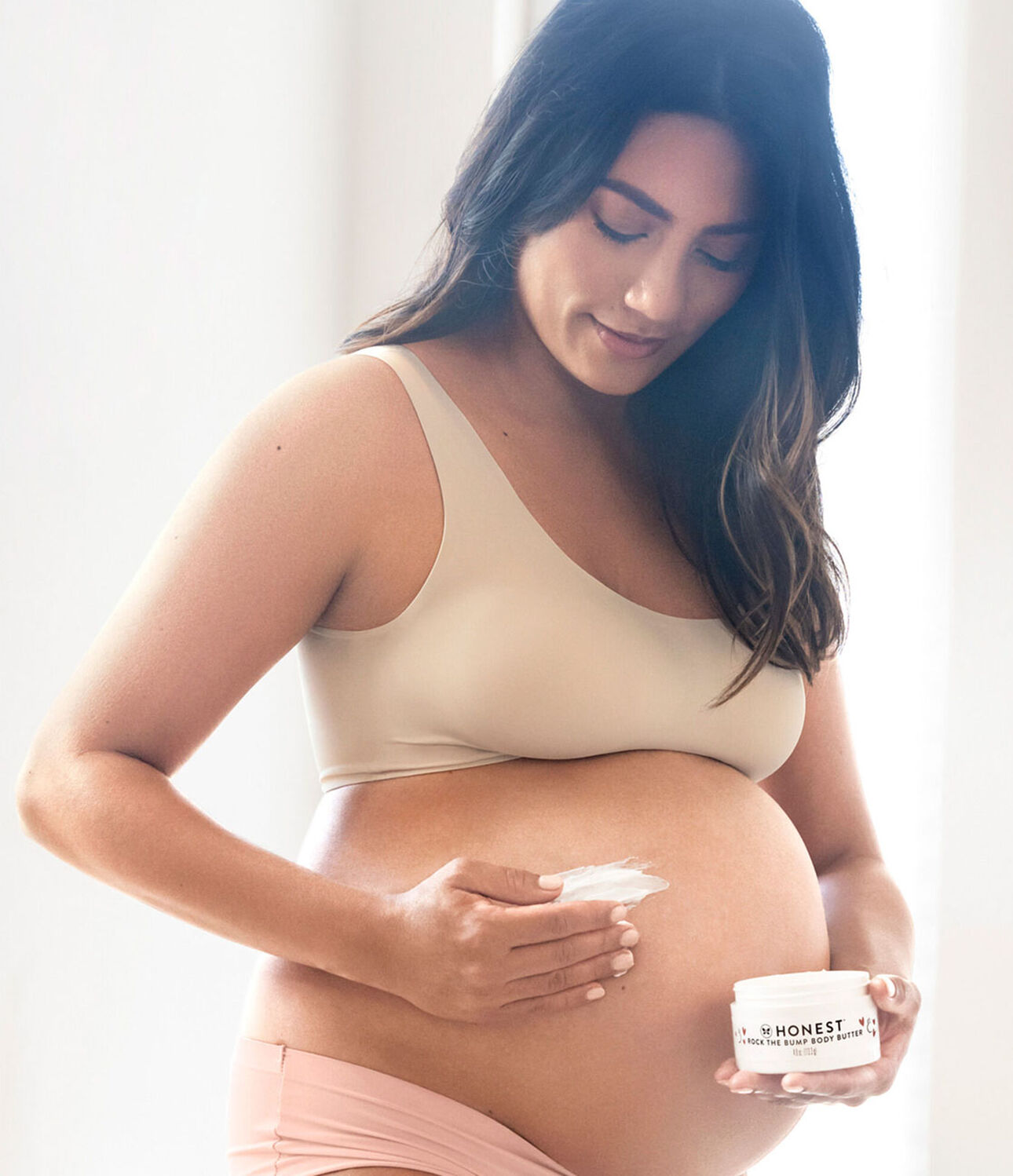 How to Help Manage Swelling in Pregnancy: A Mama-To-Be's Guide
