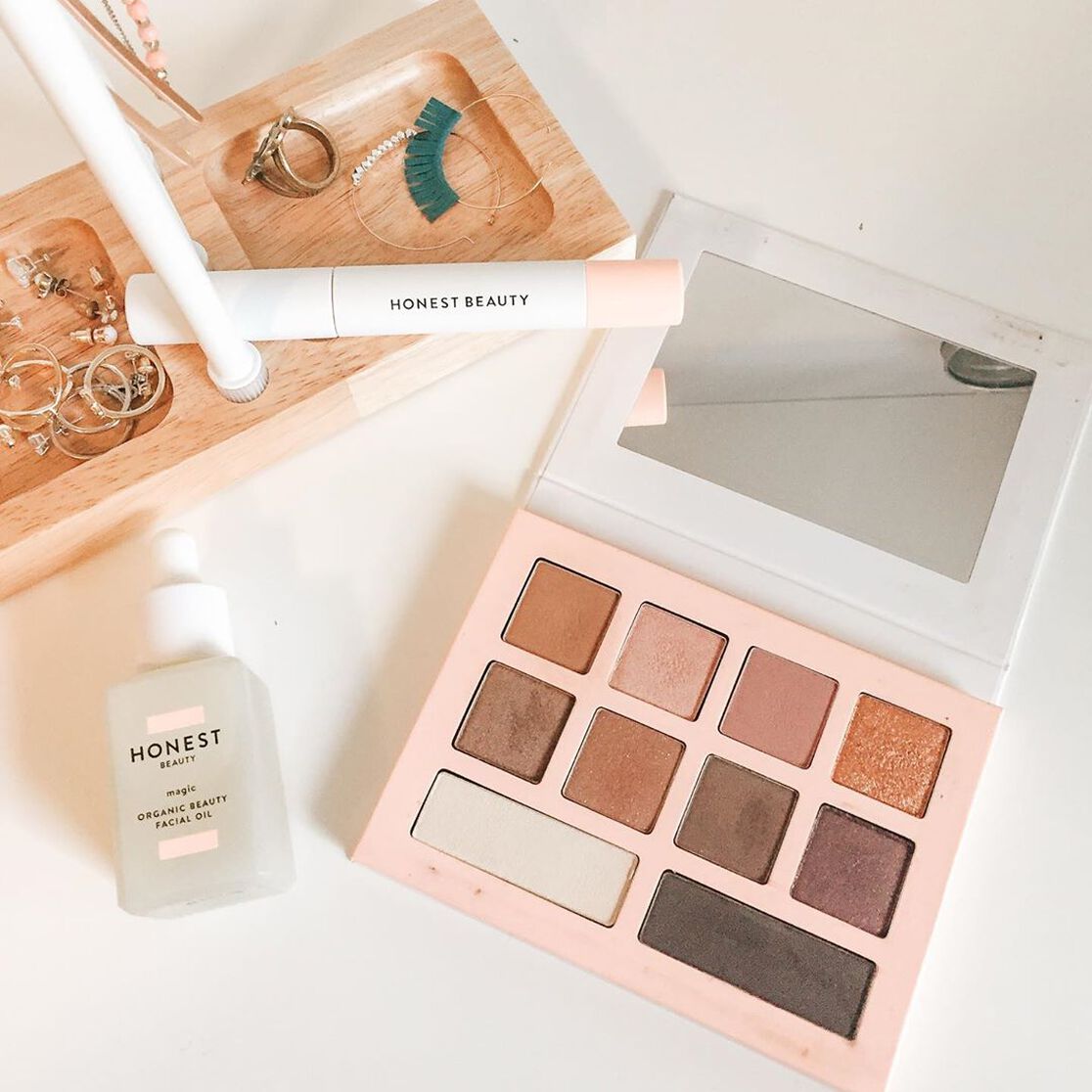 How to Apply Eyeshadow in 5 Easy Steps