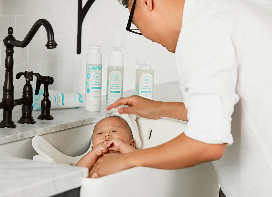 How to Bathe a Newborn: 7 Honest Tips